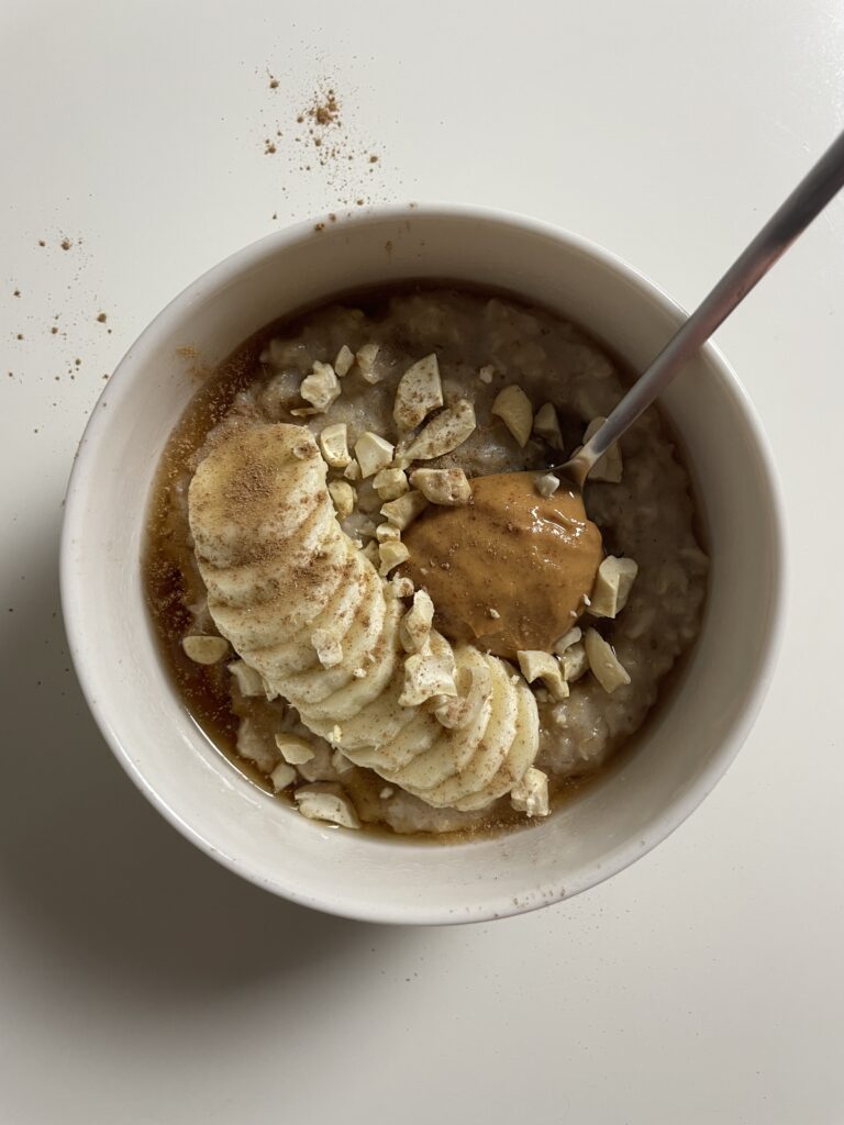 CREAMY OATMEAL WITH BANANA AND PEANUT BUTTER