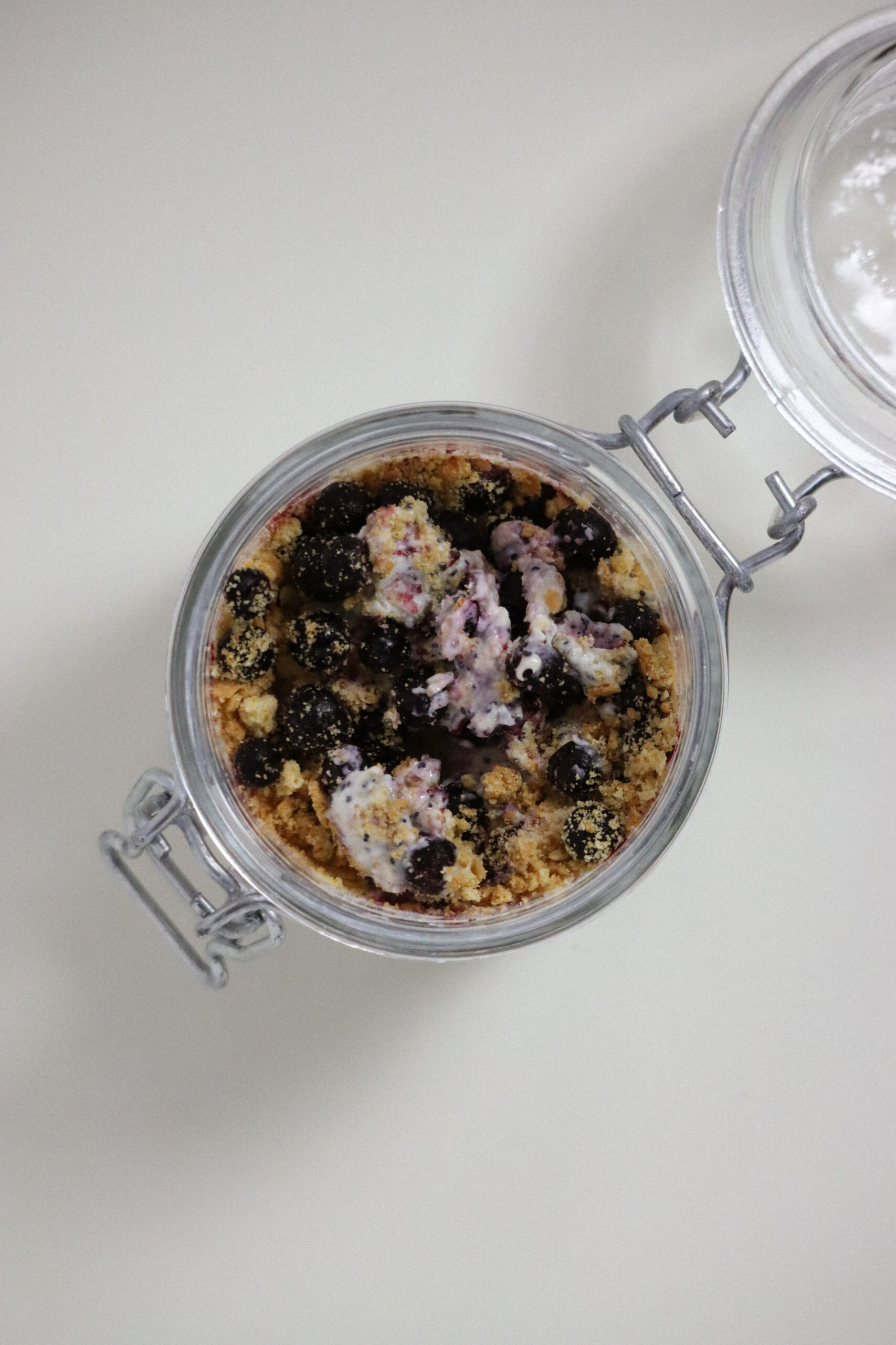 BLUEBERRY CHEESECAKE OVERNIGHT OATS